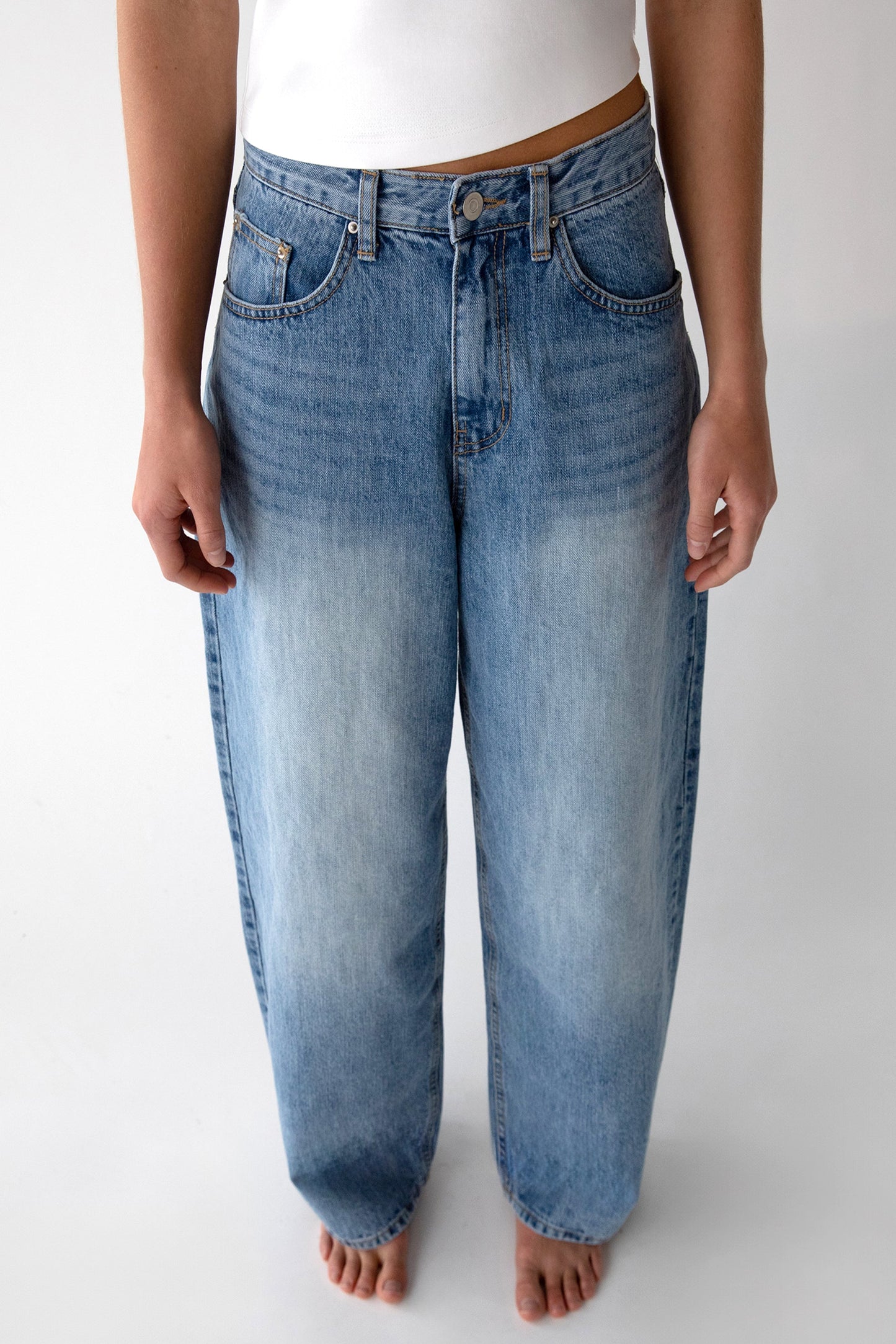 28" LENGTH LIGHT WASH CURVED LEG JEAN
