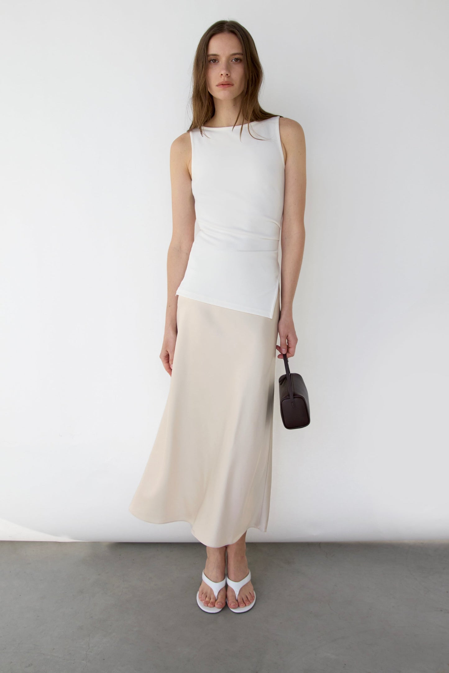 FITTED SLEEVELESS TOP WITH ASYMMETRICAL HEM
